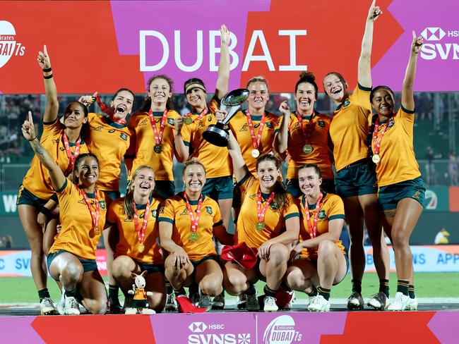 DUBAI, UNITED ARAB EMIRATES - DECEMBER 01: Players of Australia celebrate victory after the final match between Australia and New Zealand on day two of the HSBC SVNS at The Sevens Stadium on December 01, 2024 in Dubai, United Arab Emirates. (Photo by Christopher Pike/Getty Images)