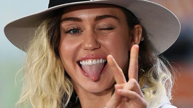 Miley Cyrus pulled out of the Teen Choice Awards ... and the internet was not happy.