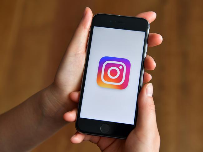 LONDON, ENGLAND - AUGUST 03: A person poses with an iPhone displaying the Instagram logo on August 3, 2016 in London, England.  (Photo by Carl Court/Getty Images)