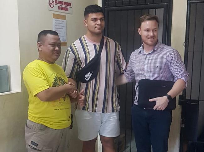 Brisbane Broncos David Fifita (C) shake hand with the victim Dani Irawan (L) and Broncos Manager Adam Walsh inside Kuta Police Station. Picture: Supplied