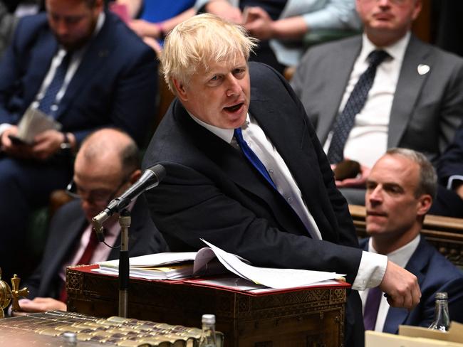 A handout photograph released by the UK Parliament shows Britain's Prime Minister Boris Johnson during prime minister's questions in the House of Commons in London on July 6, 2022. (Photo by JESSICA TAYLOR / UK PARLIAMENT / AFP) / RESTRICTED TO EDITORIAL USE - NO USE FOR ENTERTAINMENT, SATIRICAL, ADVERTISING PURPOSES - MANDATORY CREDIT " AFP PHOTO / Jessica Taylor /UK Parliament"