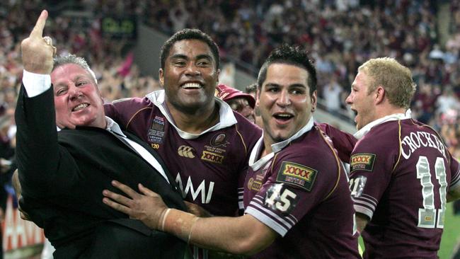 MAY 25, 2005: Qld manager Chris 'Choppy" Close gives a rude finger sign with Maroons players Petero Civoniceva, Carl Webb and Michael (mick) Crocker. Pic: Michael Ross.