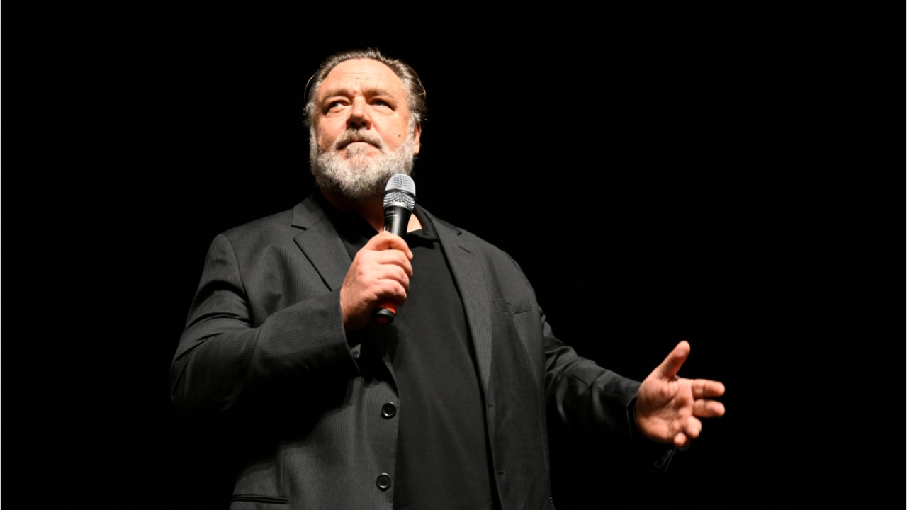 Russell Crowe holidays in Italy with girlfriend and teenage sons news