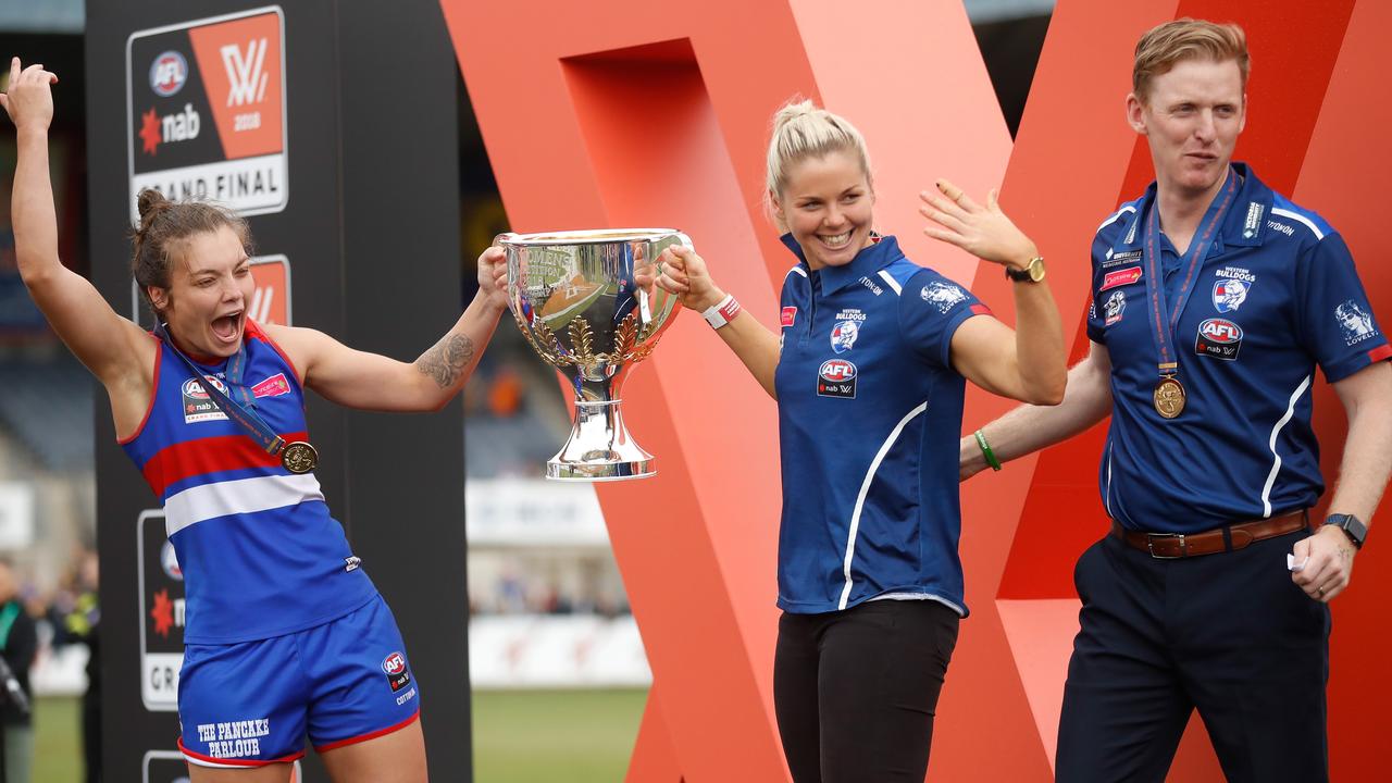 Ellie Blackburn, Katie Brennan and Paul Groves after the Bulldogs won the 2018 AFLW premiership. (Photo by Michael Willson/AFL Media/Getty Images)