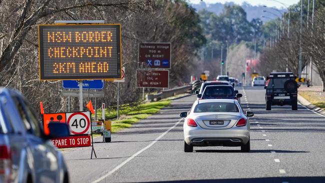 Motorist travelling between Albury and Wodonga on the Lincoln Causeway. Picture: NCA NewsWire / SIMON DALLINGER