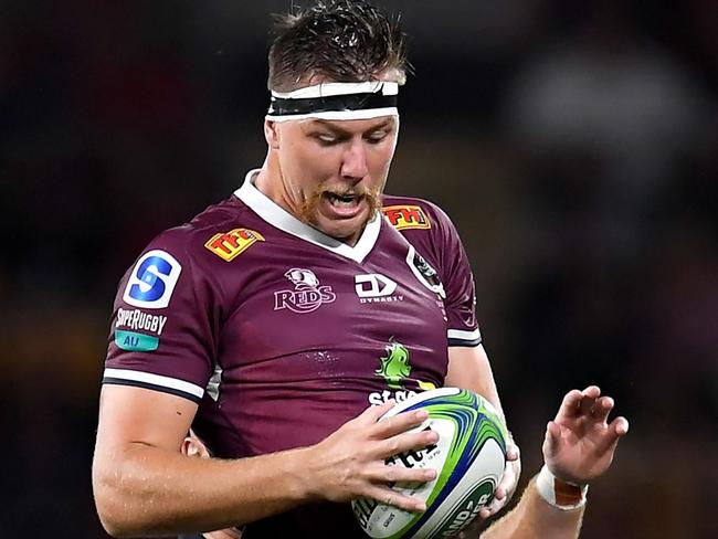 Angus Blyth of the Reds catches the ball during the Super Rugby match between the Queensland Reds and NSW Waratahs at Suncorp Stadium in Brisbane on February 19, 2021. (Photo by ALBERT PEREZ / AFP) / -- IMAGE RESTRICTED TO EDITORIAL USE - STRICTLY NO COMMERCIAL USE --