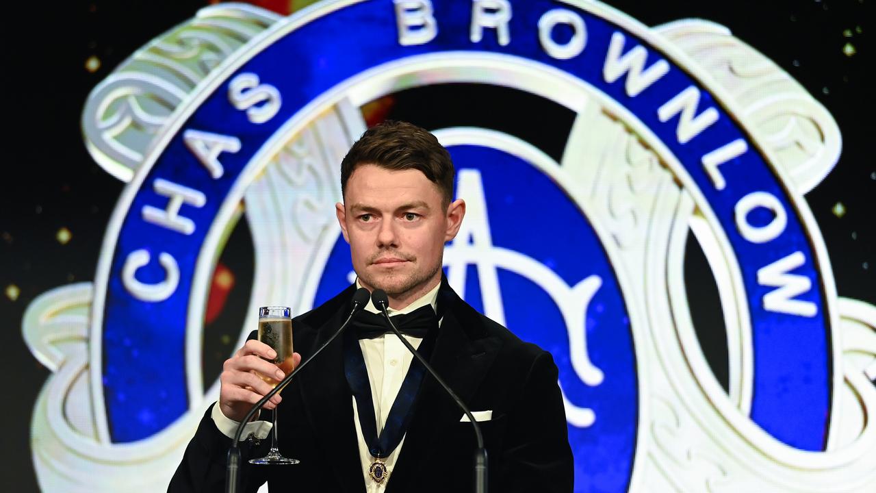 Collingwood-Fans brechen aus, nachdem Brisbanes Lachie Neale auf dem Cover des AFL Record-Statistikbuchs 2024, die Brownlow-Medaille und die neuesten Nachrichten zu sehen sind