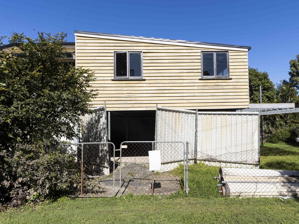 An abandoned / unoccupied, flood damaged house on Galah Street, Rocklea. Many houses in Rocklea have been unoccupied since the floods in February, with some apparently unoccupied since the 2011 flood. Picture : Matthew Poon.