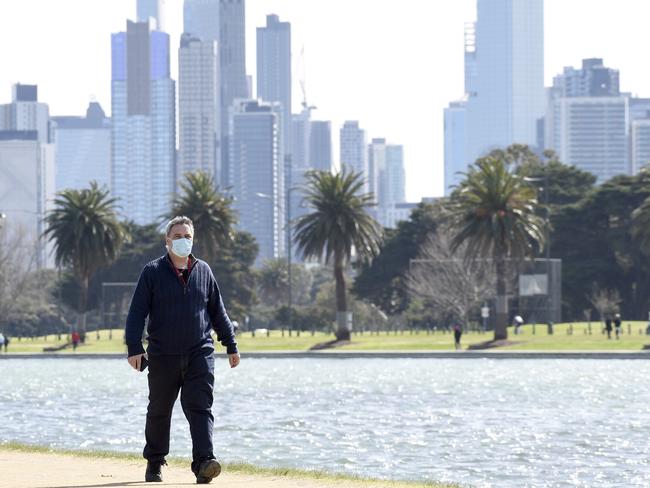 MELBOURNE, AUSTRALIA - NewsWire Photos AUGUST 30, 2021: People exercise around Albert Park Lake during Melbourne's current COVID lockdown. Picture: NCA NewsWire / Andrew Henshaw