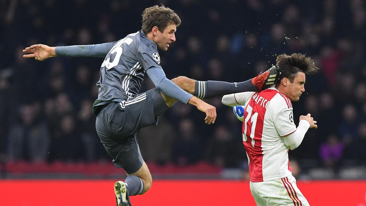 Thomas Mueller (L) kicks Nicolas Tagliafico. (Photo by EMMANUEL DUNAND / AFP)