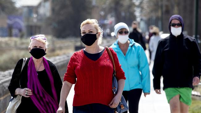 Melburnians wearing face masks at South Melbourne Beach last weekend. Picture: NCA NewsWire/David Geraghty