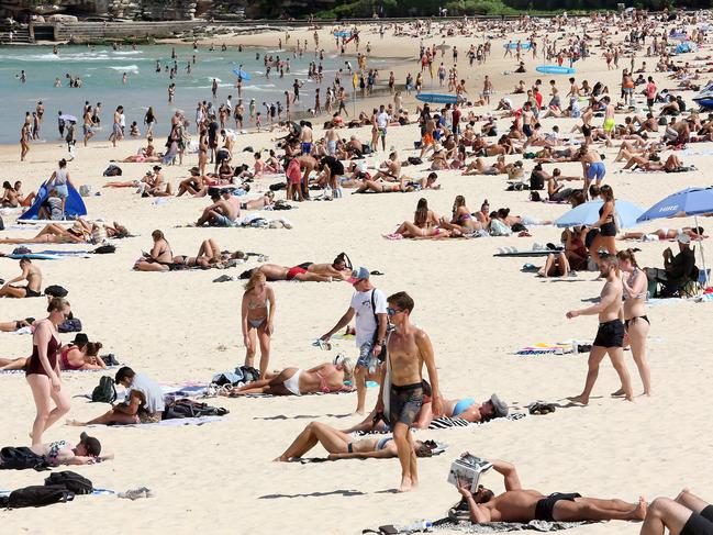 Beachgoers are seen at Bondi Beach despite the threat of Coronavirus (COVID-19) in Sydney, Friday, March 20, 2020. (AAP Image/John Fotiadis) NO ARCHIVING