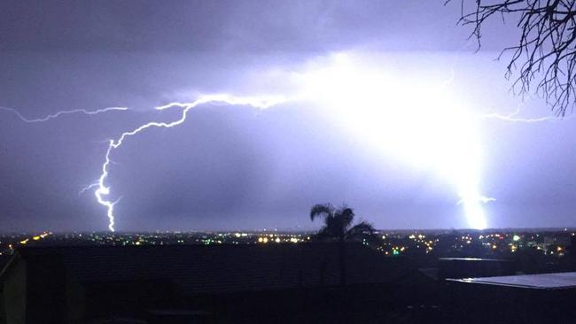 South Australia Hit By 140000 Lightning Strikes Overnight Herald Sun 