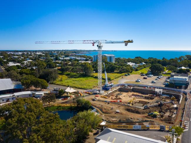 A massive crave has been installed as the development of Hervey Bay's council administration centre continues.