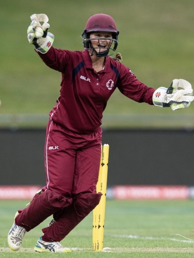 Caitlin Mair stumps a batter, Pic: Brody Grogan