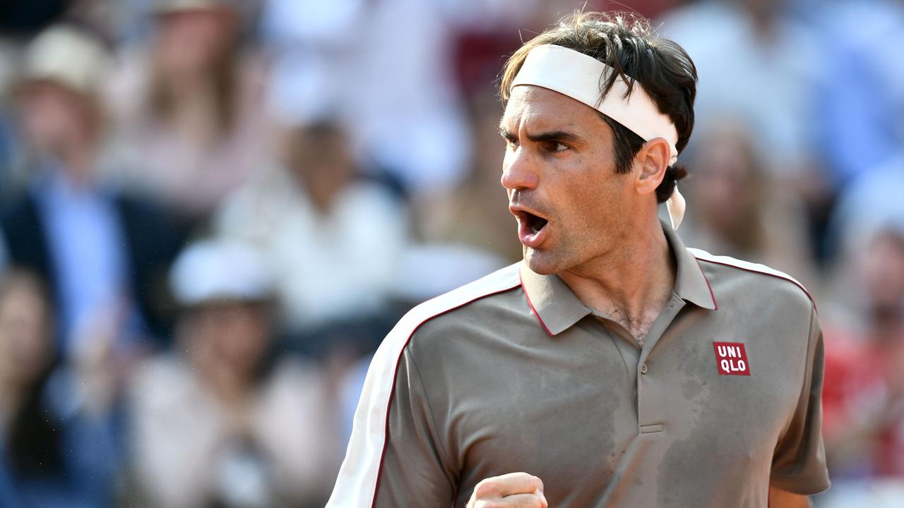 Roger Federer overcame close friend Stanislas Wawrinka to book a place in the French Open semi final.