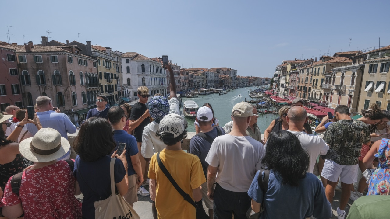 Venice imposes ban to crack down on large tourist groups