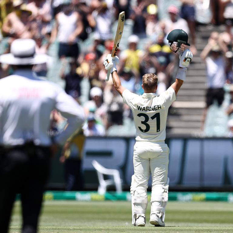 MELBOURNE . 27/12/2022.  Boxing Day Test match. Day 2. Australia vs South Africa at the MCG.   David Warner celebrates his century early in the 2nd session   . Picture by Michael Klein