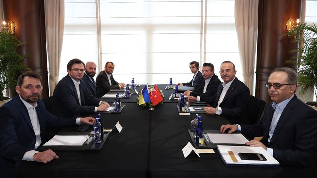 Turkish Foreign Minister Mevlut Cavusoglu (R), Ukraine Foreign Minister Dmytro Kubela (2L) and their delegations before meeting Russia's Foreign Minister in Antalya. Picture: Fatih AKTAS / TURKISH FOREIGN MINISTRY / AFP