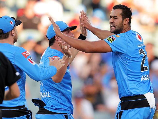 Wes Agar was in superb form for the Strikers with two crucial wickets.