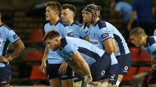 The defeated  Waratahs side wait for a Blues conversion  during the Round 2 Super Rugby match between the New South Wales Waratahs and the Auckland Blues at McDonald Jones Stadium in Newcastle, Saturday, February 8, 2020. (AAP Image/Darren Pateman) NO ARCHIVING, EDITORIAL USE ONLY