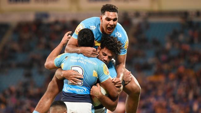 The Titans celebrate a try to Brian Kelly. Picture: NRL Photos