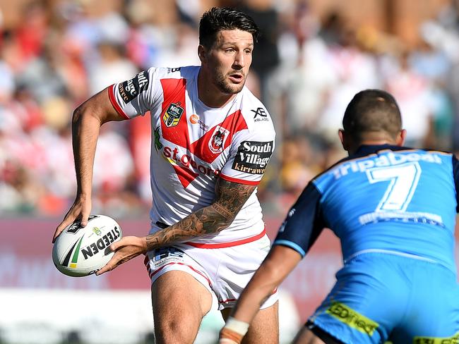 TOOWOOMBA, AUSTRALIA - MARCH 25:  Gareth Widdop of the Dragons passes the ball during the round three NRL match between the Gold Coast Titans and the St George Illawarra Dragons at Clive Berghofer Stadium on March 25, 2018 in Toowoomba, Australia.  (Photo by Bradley Kanaris/Getty Images)