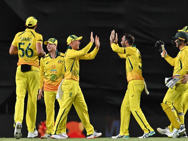 Australia's team celebrate the dismissal of New Zealand's Kane Williamson during the third one-day international (ODI) cricket match between Australia and New Zealand at the Cazalys Stadium in Cairns on September 11, 2022. (Photo by Saeed Khan / AFP) / -- IMAGE RESTRICTED TO EDITORIAL USE - STRICTLY NO COMMERCIAL USE --