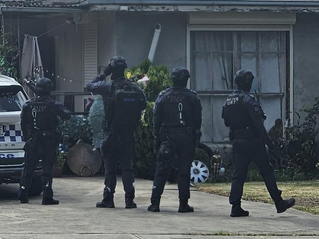 Heavily armed police, negotiators swarm house in Heidelberg West