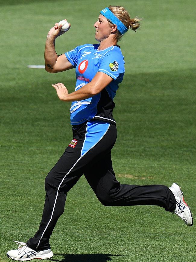 Sophie Devine — wearing the headband that she made famous during last summer’s WBBL season — in action for the Strikers at Adelaide Oval. Picture: Daniel Kalisz/Getty Images