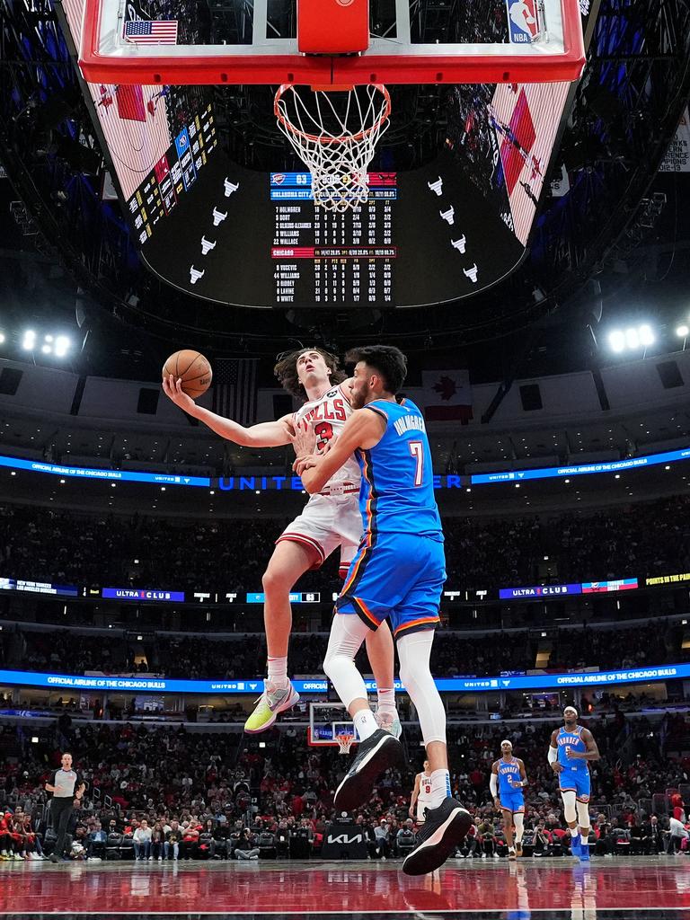 Giddey shoots over Chet Holmgren. (Photo by Patrick McDermott/Getty Images via AFP)