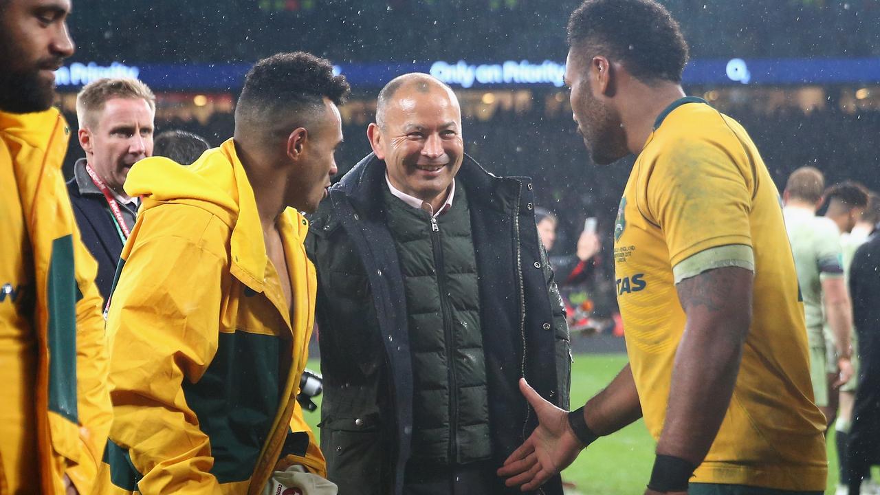 Eddie Jones speaks with Will Genia and Samu Kerevi at Twickenham in 2017.