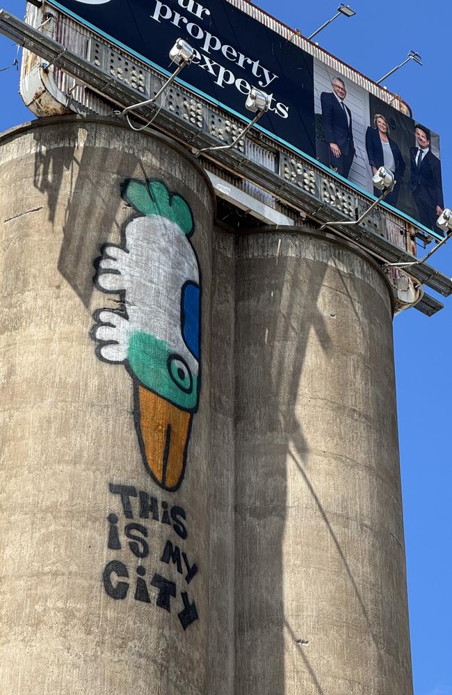 Pam the Bird on a silo in the Geelong CBD.