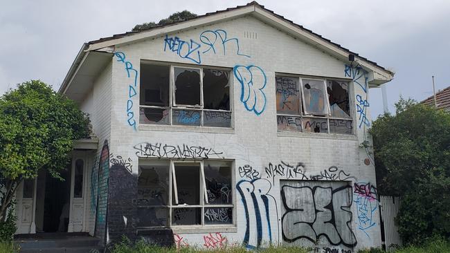 A house has been left to be vandalised in a prime Beach Rd, Beaumaris location. Picture: Shaun Campbell