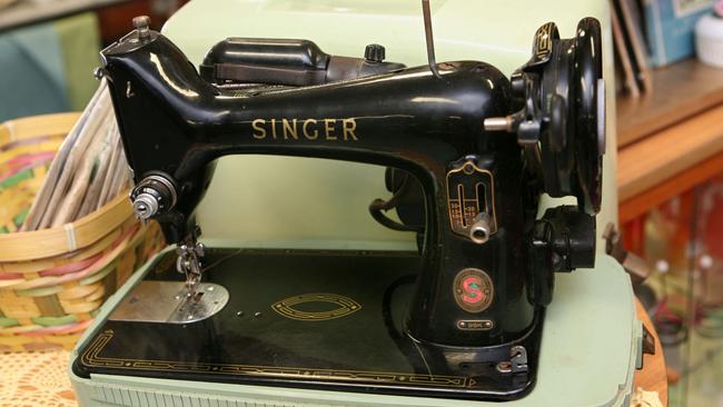 An older-style Singer sewing machine with its cover.