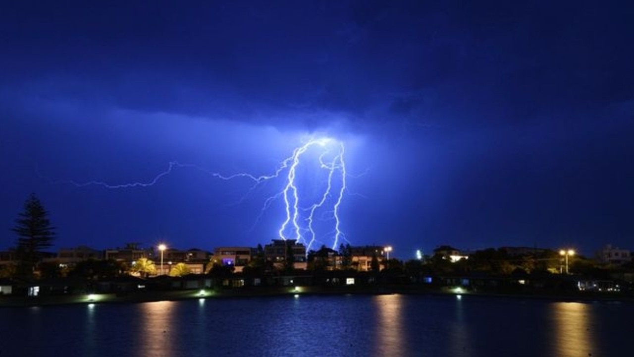 Sa Weather Tree Explodes As Lightning Strikes Sa In November Storm Daily Telegraph 