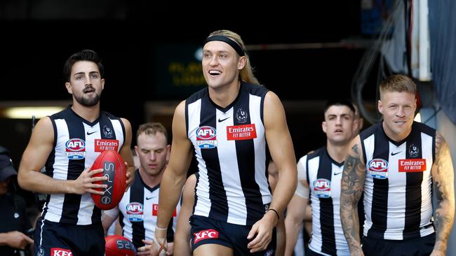 MELBOURNE, AUSTRALIA - SEPTEMBER 30: Darcy Moore of the Magpies leads his side up the race during the 2023 AFL Grand Final match between the Collingwood Magpies and the Brisbane Lions at the Melbourne Cricket Ground on September 30, 2023 in Melbourne, Australia. (Photo by Dylan Burns/AFL Photos via Getty Images)