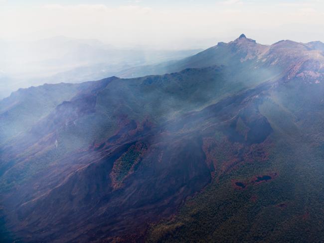 2019 Tasmanian bush fires. Fire stretching up the Eliza Plateau Track towards Mount Eliza and across Deception Ridge, Celtic Hill Fire - at Southwest National Park. . Picture - LUKE TSCHARKE / PAR AVION