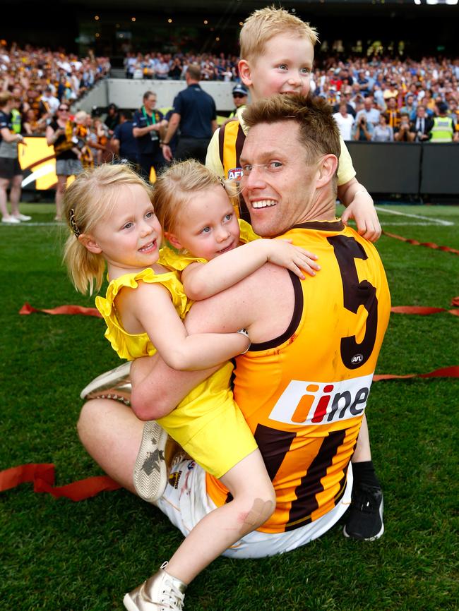 Mitchell enjoying flag success with his kids in 2015. Picture: Colleen Petch