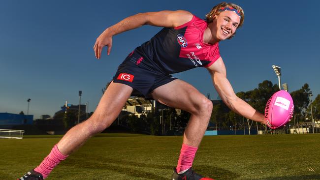 Jayden Hunt puts on a pink headband ahead of Sunday's clash against Hawthorn. Picture: Tony Gough