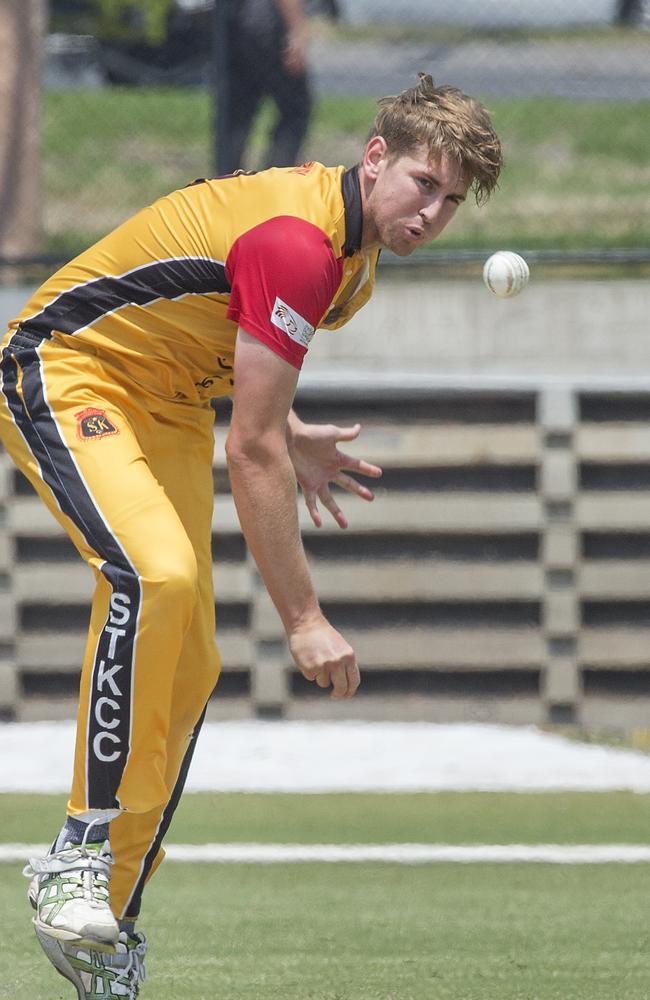 Ben Earney bending his back for St Kilda.