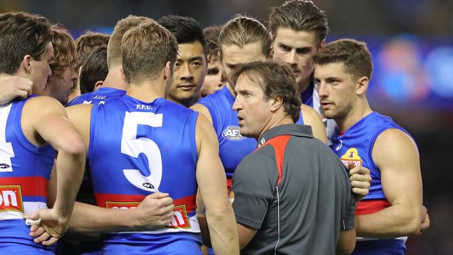 Luke Beveridge talks to his players during a game this year.