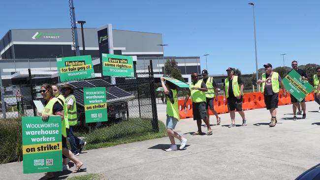 A picket line continues in Dandenong South at a distribution centre for Woolworths ahead of a Fair Work commission hearing. Picture: David Crosling