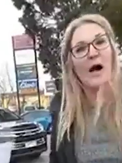 A woman argues with police outside a Bunnings about her rights not to wear a mask. Picture: Screengrab/supplied