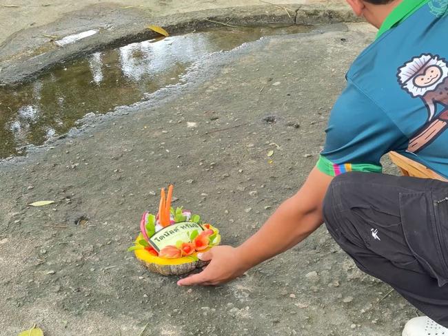 Zoo workers put down two melons for the hippo to choose from. Picture: TikTok/@duaraideekk