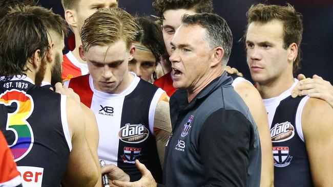 St Kilda coach Alan Richardson speaks to his players.