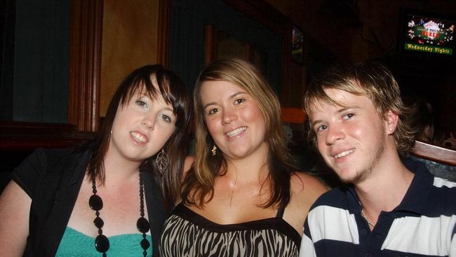 TCP TIMEOUT 28/1/2007 - Ronelle, Pietta and Darrin at Shenanigans Keywords / Pubs / Clubs / Timeout / People