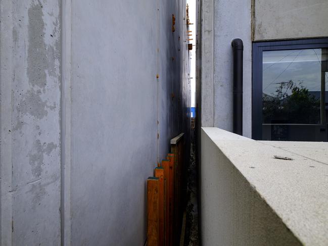 The gap between the wall and the building is about 70cm. Photo: Luis Enrique Ascui