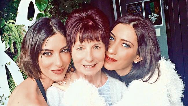 The twins with their mother. (Picture: Instagram/lisa_veronica)