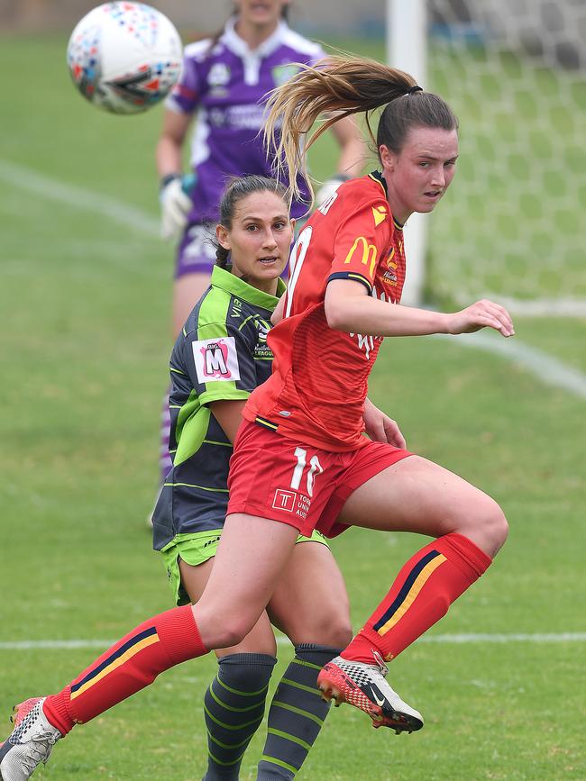 Adelaide’s Chelsie Dawber and Canberra’s Kaleigh Kurtz do battle. Picture: Mark Brake/Getty Images